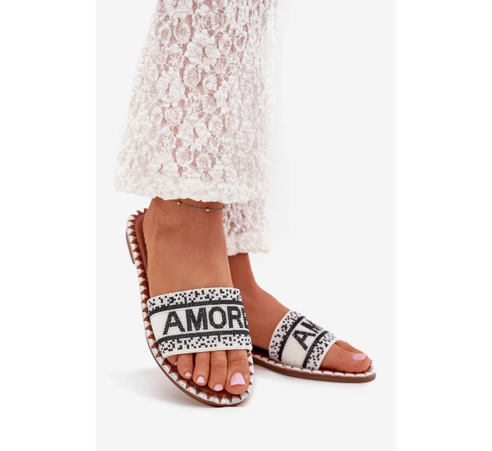 Dámské sandály na plochém podpatku se zdobením bílé model 21703749 - Boto Dámské sandály na plochém podpatku se zdobením bílé model 21703749 - Boto