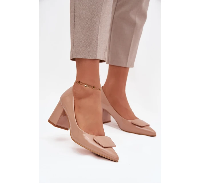 Dámske lakované lodičky na podpätku so zdobením Isoline - nude Dámske lakované lodičky na podpätku so zdobením Isoline - nude