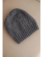 Dámská zimní čepice vlněná s ozdobným grafitová model 21866352 - K-Fashion Dámská zimní čepice vlněná s ozdobným grafitová model 21866352 - K-Fashion