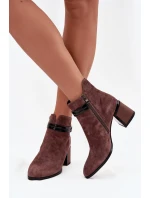 Semišové kožené dámské kotníkové boty na sloupku s ozdobným páskem zateplené model 21715538 Hnědé - D&A
