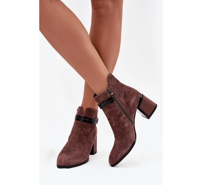 Semišové kožené dámské kotníkové boty na sloupku s ozdobným páskem zateplené model 21715538 Hnědé - D&A