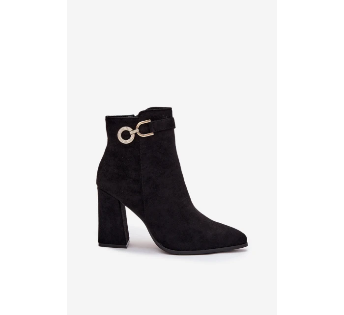 Dámska zateplená členková obuv z eko semišu na stĺpiku so zdobením - čierna Lymall Dámska zateplená členková obuv z eko semišu na stĺpiku so zdobením - čierna Lymall