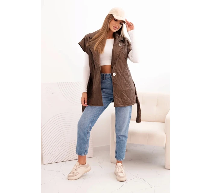 Dámska prešívaná vesta s opaskom a širokým golierom hnedá