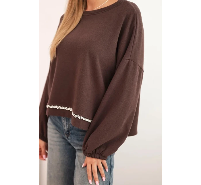 Dámska mikina s kapucňou s ozdobným lemom v spodnej časti hnedej farby