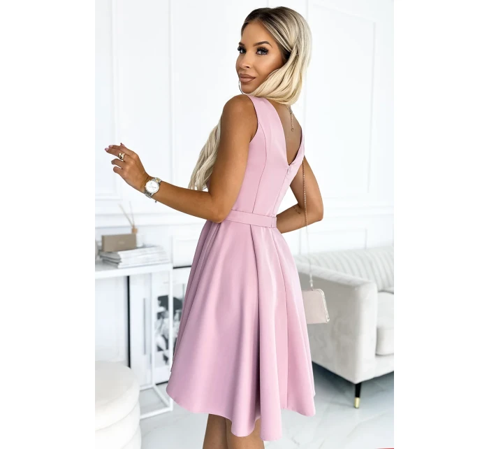 478-2 MAYA Šaty s dlhším zadným dielom, výstrihom a opaskom - BRUCE ROSE 478-2 MAYA Šaty s dlhším zadným dielom, výstrihom a opaskom - BRUCE ROSE