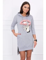 Šaty s dlhším chrbtom a farebnou potlačou šedej farby Šaty s dlhším chrbtom a farebnou potlačou šedej farby