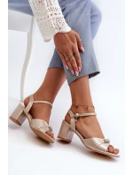 Dámské sandály z ekokože na podpatku s ozdobami zlaté model 21658156 - VINCEZA