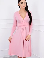 Šaty s prestrihom pod prsiami púdrovo ružové