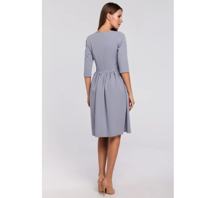 K010 Priliehavé šaty s naberaným pásom - holubičia šedá