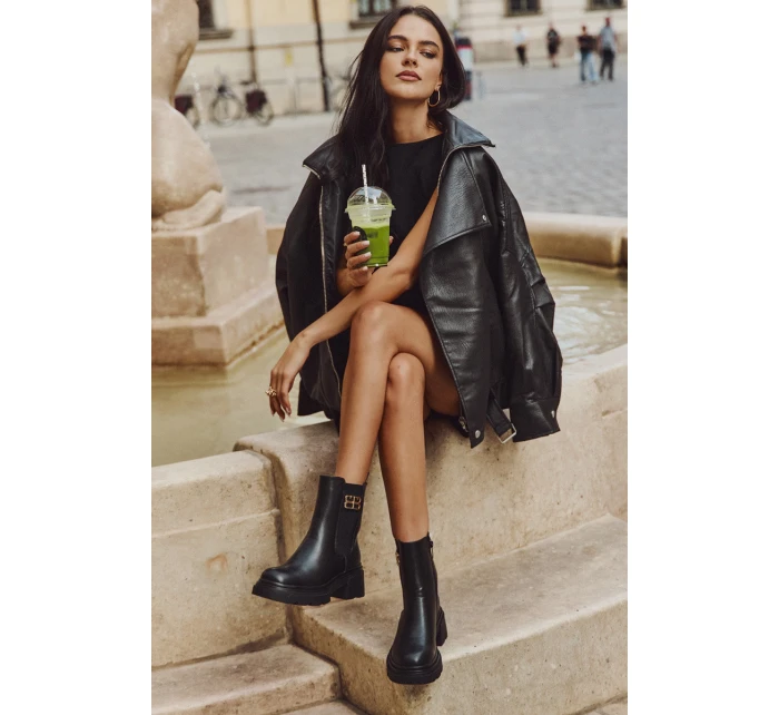 Dámské kotníkové boty se zlatým detailem zateplené černé model 21710118 - Boto Dámské kotníkové boty se zlatým detailem zateplené černé model 21710118 - Boto