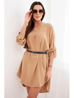 Šaty s dlhším chrbtom a opaskom svetlej ťavej farby