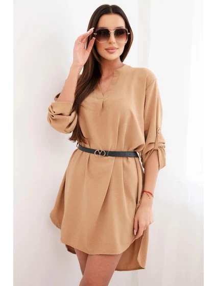 Šaty s dlhším chrbtom a opaskom svetlej ťavej farby