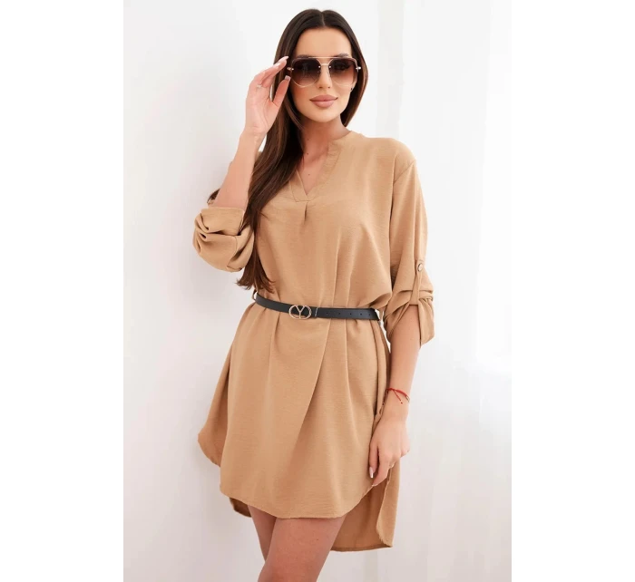 Šaty s dlhším chrbtom a opaskom svetlej ťavej farby