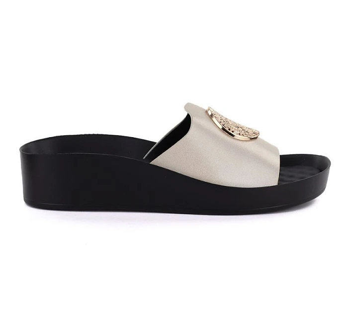 Dámské žabky na zlaté platformě model 22072433 - Potocki Dámské žabky na zlaté platformě model 22072433 - Potocki