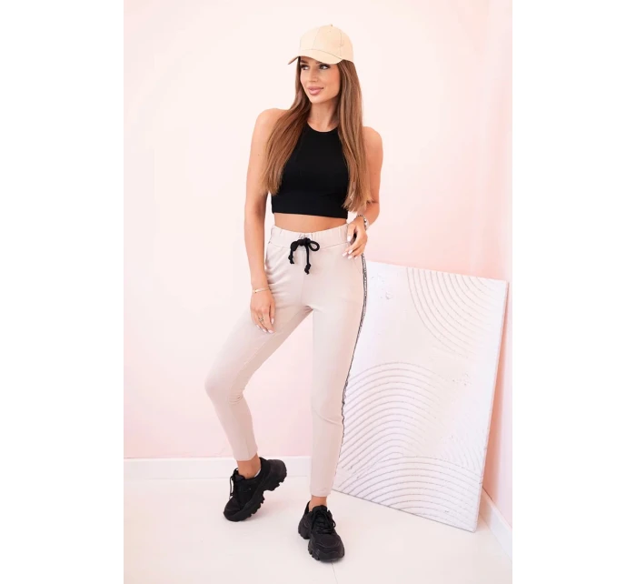 Dámske tepláky s opaskom a šnúrkou na stiahnutie béžové