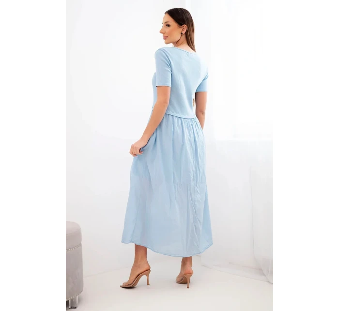 Dámske bavlnené midi šaty s krátkymi rukávmi a rozšírenou spodnou časťou modré