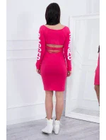 Roztrhané fuchsiové šaty