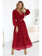model 21729082 Elegantní plisované maxi šaty s páskem a obálkovým výstřihem vínové - numoco basic