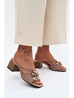 Kožené dámské sandály na podpatku s květinou Béžové Catva