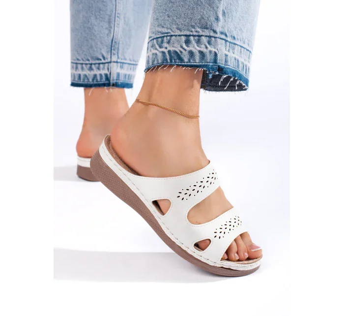 Exkluzívní dámské bílé nazouváky na plochém podpatku Exkluzívní dámské bílé nazouváky na plochém podpatku