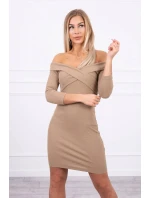 Přiléhavé šaty s výstřihem do V camel