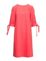 Šaty áčkového střihu s rukávy korálová barva model 20966075 - STYLOVE Šaty áčkového střihu s rukávy korálová barva model 20966075 - STYLOVE