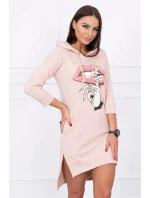 Šaty s dlhším chrbtom a farebnou potlačou v tmavo púdrovo ružovej farbe