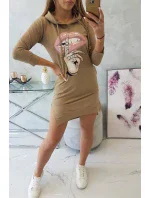 Šaty s delšími zády a barevným model 18745252 potiskem - K-Fashion Šaty s delšími zády a barevným model 18745252 potiskem - K-Fashion