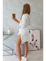 Šaty s dlhším chrbtom a farebnou potlačou bielej farby