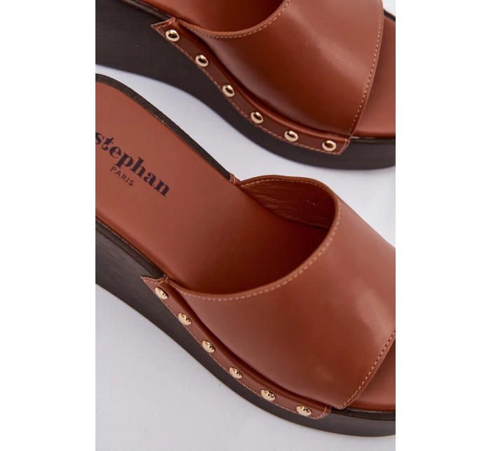 Dámské nazouváky na platformě se zlatými přezkami camel model 21918866 - Boto Dámské nazouváky na platformě se zlatými přezkami camel model 21918866 - Boto