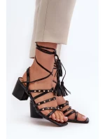 Šnurovacie sandále na nízkom podpätku zdobené čiernymi cvočkami Chrisele Šnurovacie sandále na nízkom podpätku zdobené čiernymi cvočkami Chrisele