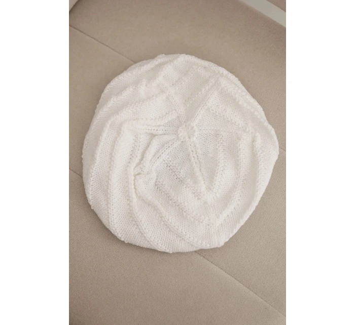 Dámská zimní čepice z vlny s volným střihem a ozdobným pletením model 21878067 bílá - K-Fashion