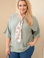 Dámska viskózna blúzka Plus Size s krátkymi rukávmi a ozdobnou šatkou khaki