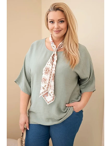 Dámska viskózna blúzka Plus Size s krátkymi rukávmi a ozdobnou šatkou khaki