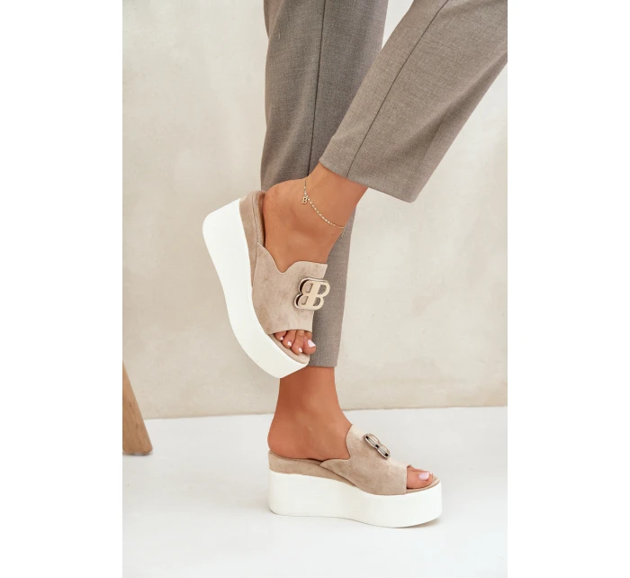 Klapki Na Platformie I Koturnie Z Ozdobą Beżowe Tanonea