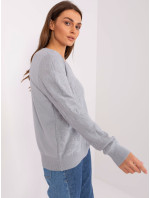 Klasický sivý sveter s dlhými rukávmi