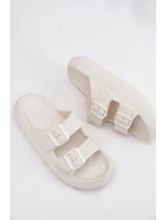 Dámske penové papuče s prackami Vinceza - biele