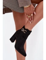 Dámska zateplená členková obuv z eko semišu na stĺpiku so zdobením - čierna Lymall Dámska zateplená členková obuv z eko semišu na stĺpiku so zdobením - čierna Lymall