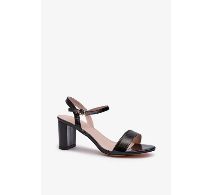 Sandále na podpätku model 197084 Vykročte štýlovo