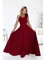 model 22311288 Elegantní večerní maxi šaty s rozparkem a růžemi – vínové - numoco