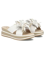 Dámske biele kožené žabky Filippo DK7636 s kvetom na platforme