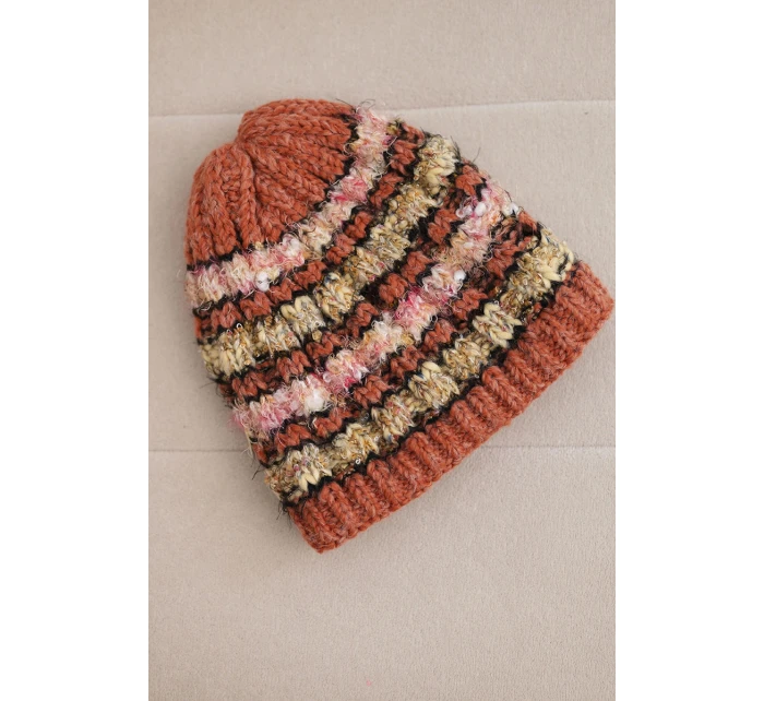 Dámska zimná čiapka s farebným vláknom a elastickou šnúrkou K352 červená