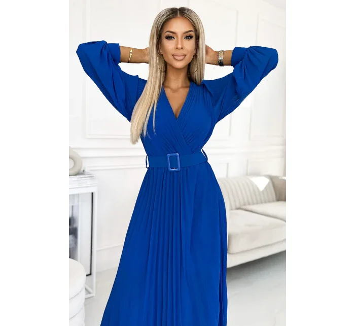 KLARA Dámské plisované šaty v chrpové barvě s výstřihem a opaskem model 18399723 - numoco basic KLARA Dámské plisované šaty v chrpové barvě s výstřihem a opaskem model 18399723 - numoco basic