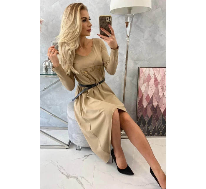 Šaty s ozdobným páskem a nápisem camel