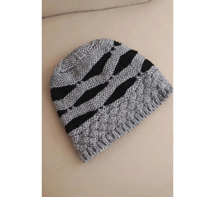 Dámska zimná čiapka z vlny v hrubom úplete a pruhoch K465 sivá + čierna Dámska zimná čiapka z vlny v hrubom úplete a pruhoch K465 sivá + čierna