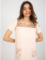 LK SK šaty model 20742300 světle broskvová - FPrice LK SK šaty model 20742300 světle broskvová - FPrice