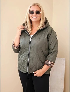 Dámska bunda vo veľkosti Plus Size s kapucňou a leopardovým lemovaním v khaki farbe