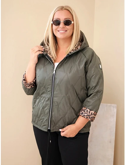 Dámska bunda vo veľkosti Plus Size s kapucňou a leopardovým lemovaním v khaki farbe Dámska bunda vo veľkosti Plus Size s kapucňou a leopardovým lemovaním v khaki farbe