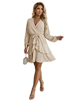 model 22102276 Smyslné mini šaty s obálkovým výstřihem béžové - numoco
