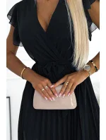 Černé dámské šifonové plisované šaty s výstřihem a volánky model 19456656 - numoco basic Černé dámské šifonové plisované šaty s výstřihem a volánky model 19456656 - numoco basic